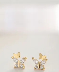 Vista macro degli orecchini a farfalla in argento sterling 925 con zirconi brillanti