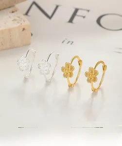 Détail de créoles fleurs de pêcher en argent 925 finitions dorée et argentée