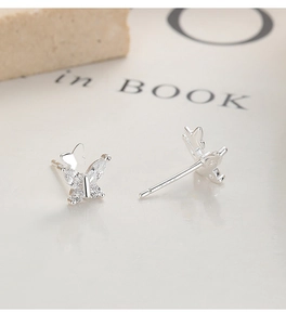 Macro degli orecchini a farfalla in argento sterling 925 con zirconi scintillanti