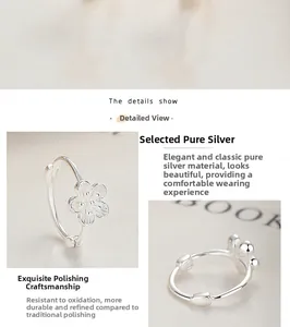 Gros plan détaillé des boucles d'oreilles fleur de pêcher en argent 925 avec finitions polies