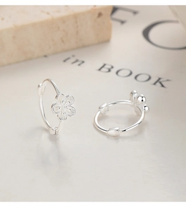 Vue macro de boucles d'oreilles créoles fleur de pêcher en argent 925 massif poli