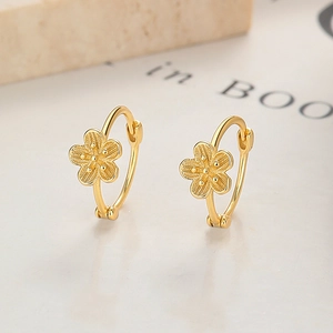 Boucles d'oreilles fleurs de pêcher dorées avec texture brossée sur socle en pierre naturelle