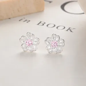 Ohrstecker aus 925er Silber in Kirschblütenform mit rosa Zirkon und matten Blütenblättern