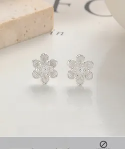 Détail des boucles d'oreilles lotus en argent sterling 925 avec pétales superposés