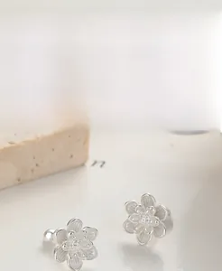 Gros plan détaillé des boucles d'oreilles lotus en argent S925 aux pétales texturés