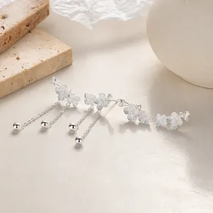 Ohrstecker aus 999 Sterlingsilber mit Pfirsichblüten und zarter Fadenkette im Blumendesign