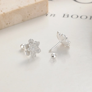 Boucles d'oreilles fleur de lotus en argent 999 avec pétales givrés et fermoir à vis