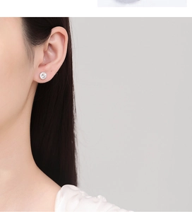 Close-up of a 925 sterling silver stud earring with a brilliant round cut cubic zirconia