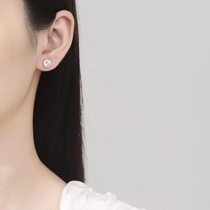 Elegant 925 sterling silver crown six-prong stud earring with a brilliant round zircon stone