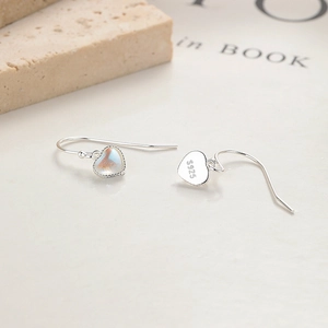 Élégantes boucles d'oreilles cœur en argent 925 avec pierre de lune irisante