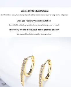 Makroaufnahme von 925er Silber Creolen mit Pavé Zirkonia und Vergoldung für Damen