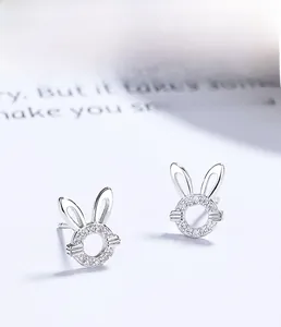 Vue macro de boucles d'oreilles lapin en argent 925 ajouré avec des oxydes de zirconium