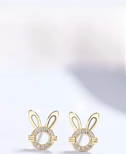 Gros plan sur les boucles d'oreilles lapin en argent S925 avec zircons et placage
