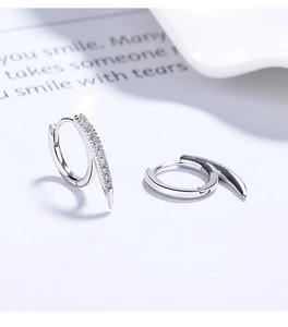 Detailansicht der S925 Sterling Silber Creolen mit funkelnden Zirkonia Steinen besetzt