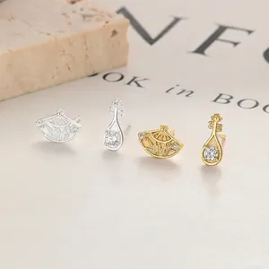 Orecchini a Bottone Asimmetrici in Argento Sterling 925 Pipa Ventaglio Pieghevole per Donna Stile Cinese Zirconia Intarsiata Gioielli