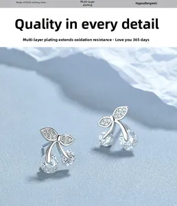 Gros plan détaillé de boucles d'oreilles cerises en argent S925 et zircons pavés