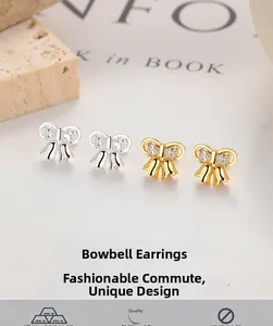 Détail macro de boucles d'oreilles muguet en argent 925 avec éclats de zircon
