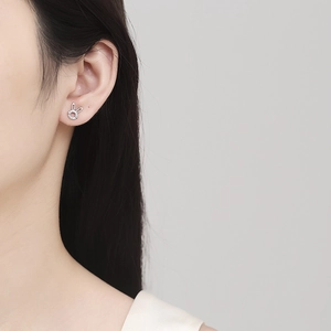 Boucles d'oreilles lapin en argent sterling 925 avec cristaux portées par un mannequin
