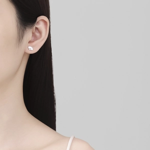 Orecchino a ventaglio asimmetrico in argento sterling 925 dal design minimalista elegante
