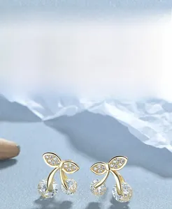 Détail macro de boucles d'oreilles cerises en argent S925 avec pierres en zircone