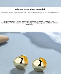 Vue détaillée des boucles d'oreilles boules en argent S925 avec placage en or épais