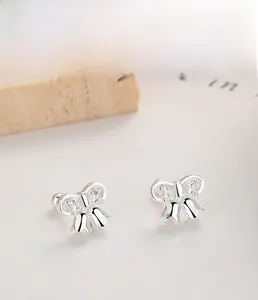 Gros plan de boucles d'oreilles muguet en argent sterling 925 avec nœud en zircone