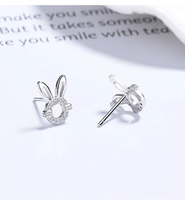 Vue macro de boucles d'oreilles lapin en argent 925 avec zircons étincelants