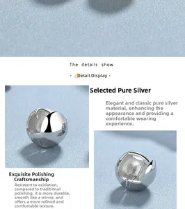 Détail macro de créoles boules en argent sterling S925 poli avec finition miroir éclatant