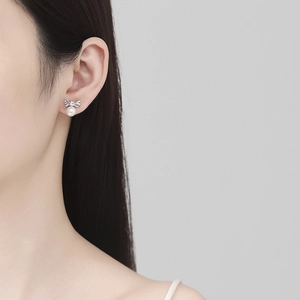 Elegant 925 silver bowknot pearl earrings on model showing a minimalist aesthetic