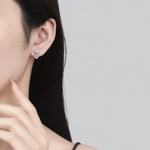 Gros plan de boucles d'oreilles cerises en argent 925 avec zircons sur un mannequin