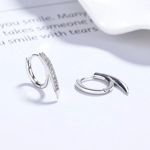 925 Sterling Silber Creolen mit funkelnden Zirkonia Steinen und spitzen Nieten im modernen Design