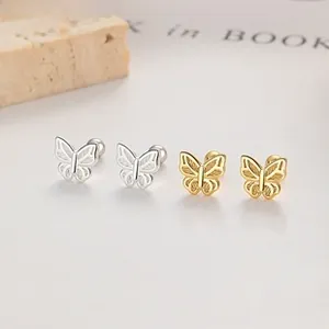 Makro-Detail von Schmetterling-Ohrsteckern in Gold und Silber mit Schraubverschluss