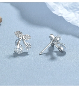 Vue détaillée des boucles d'oreilles cerise en argent 925 avec zircons étincelants