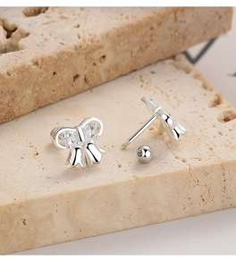 Détail de boucles d'oreilles muguet en argent 925 avec nœud et fermoirs à vis sécurisés
