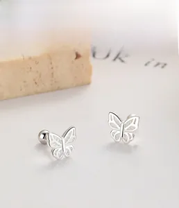 Nahaufnahme der S925 Sterling Silber Schmetterling Ohrstecker mit Schraubverschluss