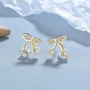Boucles d'oreilles cerises minimalistes en argent 925 dorées avec des pierres de zircon