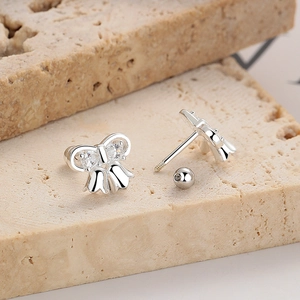 Boucles d'oreilles nœud en argent 925 avec zircons et fermoir à vis pour plus de sécurité