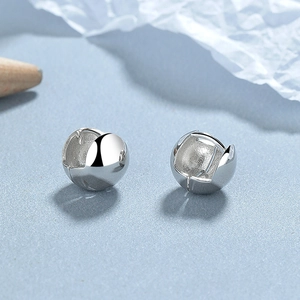 Boucles d'oreilles boules en argent sterling 925 avec une finition métallique brillante