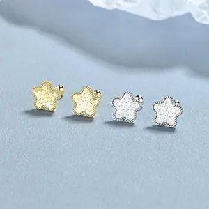 Détails des boucles d'oreilles étoiles en or et argent avec fermoir à vis sécurisé