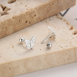 Schmetterling-Ohrstecker aus 925er Sterlingsilber mit Schraubverschluss auf hellem Stein