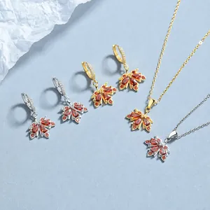 Schmuckset aus 925er Sterlingsilber mit Ahornblatt-Ohrringen und Halsketten mit roten Steinen