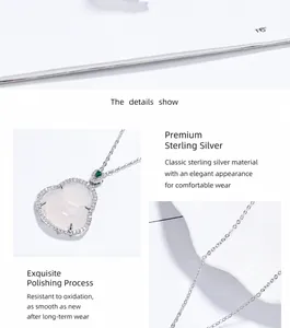 Dettaglio della collana in argento sterling 925 con calcedonio bianco e zircone verde