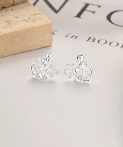 Makro-Detail von S925 Sterling Silber Blumen-Ohrsteckern mit mattem, mattiertem Finish