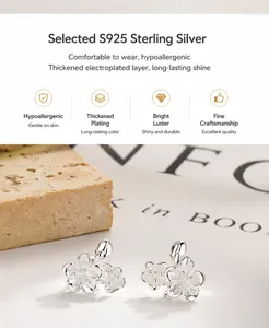 Makroaufnahme von S925 Sterlingsilber Blumenohrsteckern mit glatter polierter Textur