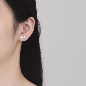 S925 Sterling Silber Blumen Ohrstecker am Ohr in einer Nahaufnahme aus der Seitenansicht