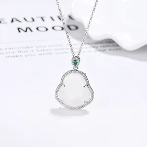 Collana con Ciondolo a Forma di Buddha Maitreya in Argento Sterling 925 con Calcedonio Bianco per Donna Elegante Catena per Clavicola con Strass