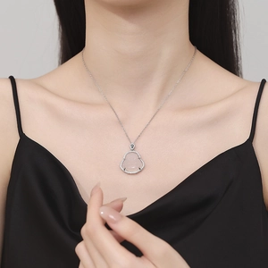 Elegante collana in argento 925 con ciondolo Buddha Maitreya in calcedonio rosa da donna