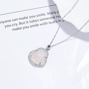 Elegante collana Buddha ridente in argento 925 con calcedonio bianco e pietra verde