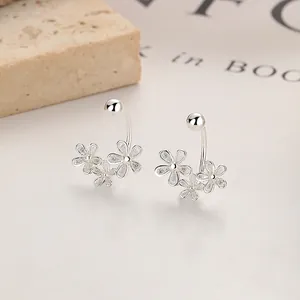 Elegante S925 Sterlingsilber Ohrstecker mit drei Blumen und mattierter Oberfläche