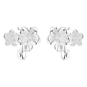 Elegante S925 Sterling Silber Blumenstecker Ohrringe mit polierter Metallic-Oberfläche